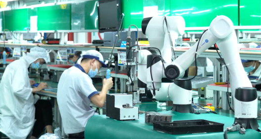 大負(fù)載協(xié)作機(jī)器人CR20A,人機(jī)協(xié)作,車燈鎖附,移動焊接工作站-越疆協(xié)作機(jī)器人如何幫助電池生產(chǎn)模式由 “剛” 轉(zhuǎn) “柔” ？