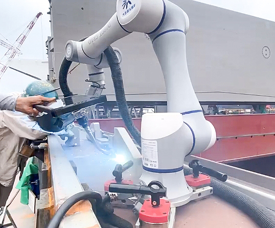 、焊接機器人:制造業智能升級的“鐵臂巧手”