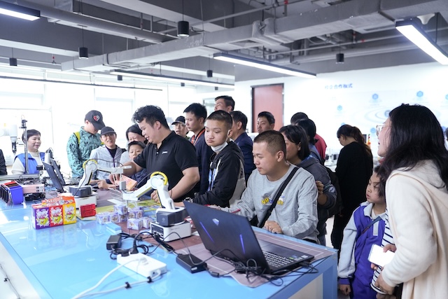 越疆機器人，越疆，越疆科技，曹操出行，人形機器人Atom，綠色智能通行島，Robotaxi，自動駕駛運維，車輛自動清潔，智慧出行，具身智能，戰(zhàn)略合作，吉利控股，自動駕駛場站，多智能體協(xié)同，智慧交通，出行即服務，Robotaxi運營，人工智能出行，自動駕駛商業(yè)化-當機器人輕觸星光：一場關于溫度、托付與未來的開放日